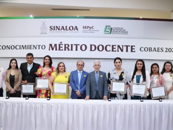 Seis maestros de COBAES reciben el reconocimiento al Mérito Docente 2023