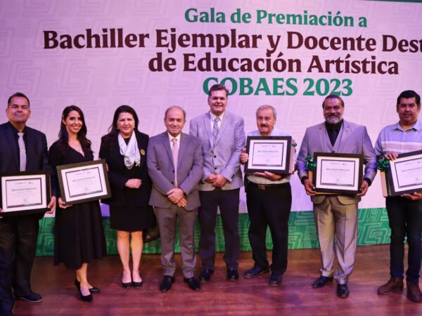 <strong>Reciben cinco alumnos de COBAES el premio Bachiller Ejemplar 2023</strong>