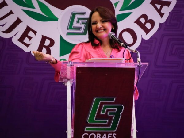 Recibe la maestra Dora Elia Domínguez Rosas el Premio Mujer COBAES 2024