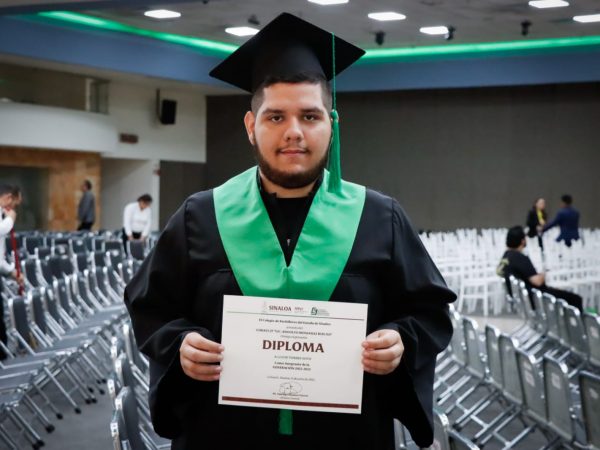 La motivación está en quienes no te dejan solo: el mensaje de Lucio, egresado de COBAES 27